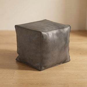 Pouf cube en cuir gris vue de trois quarts