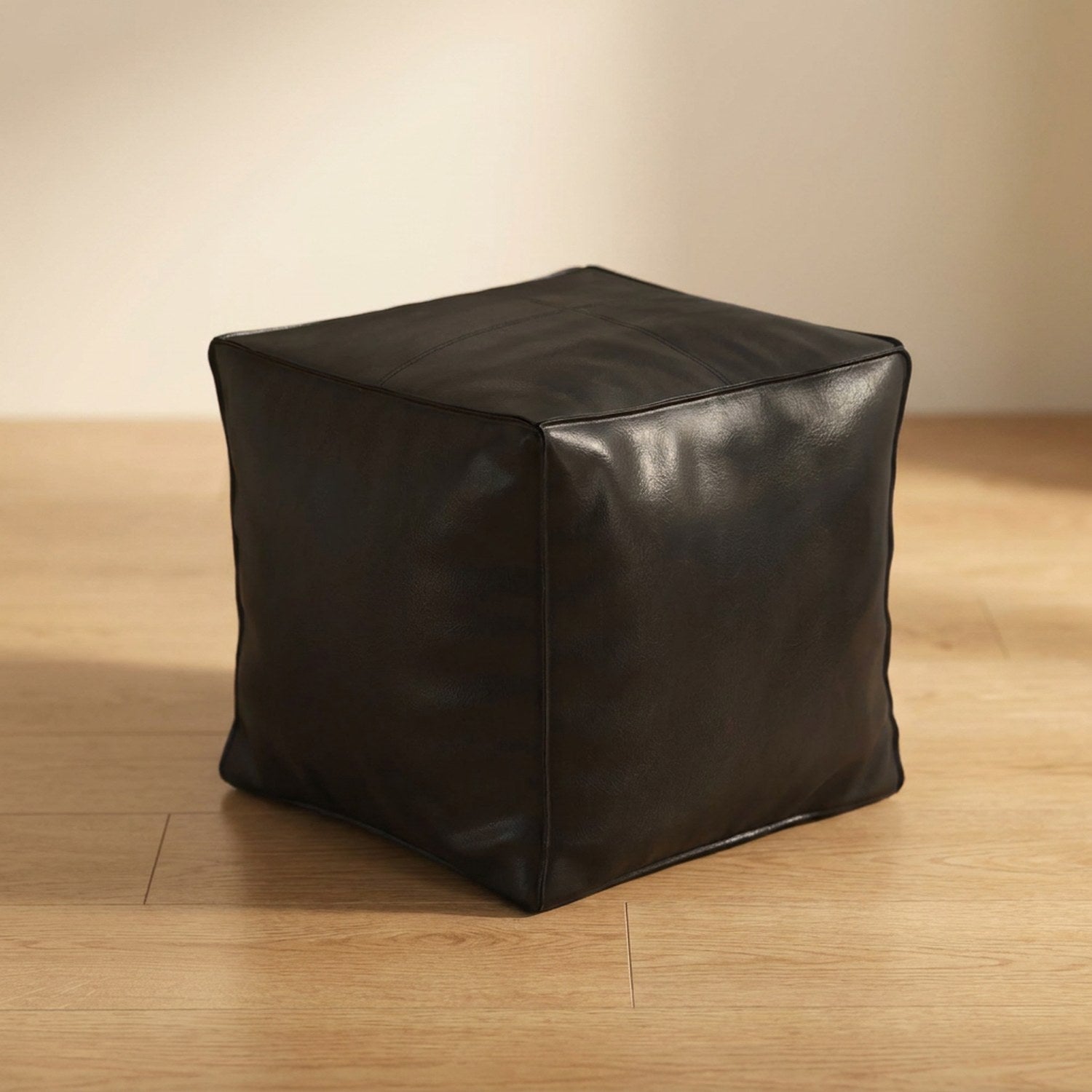 Pouf cube en cuir noir vue de trois quarts