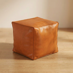 Pouf cube en cuir orange vue de trois quarts