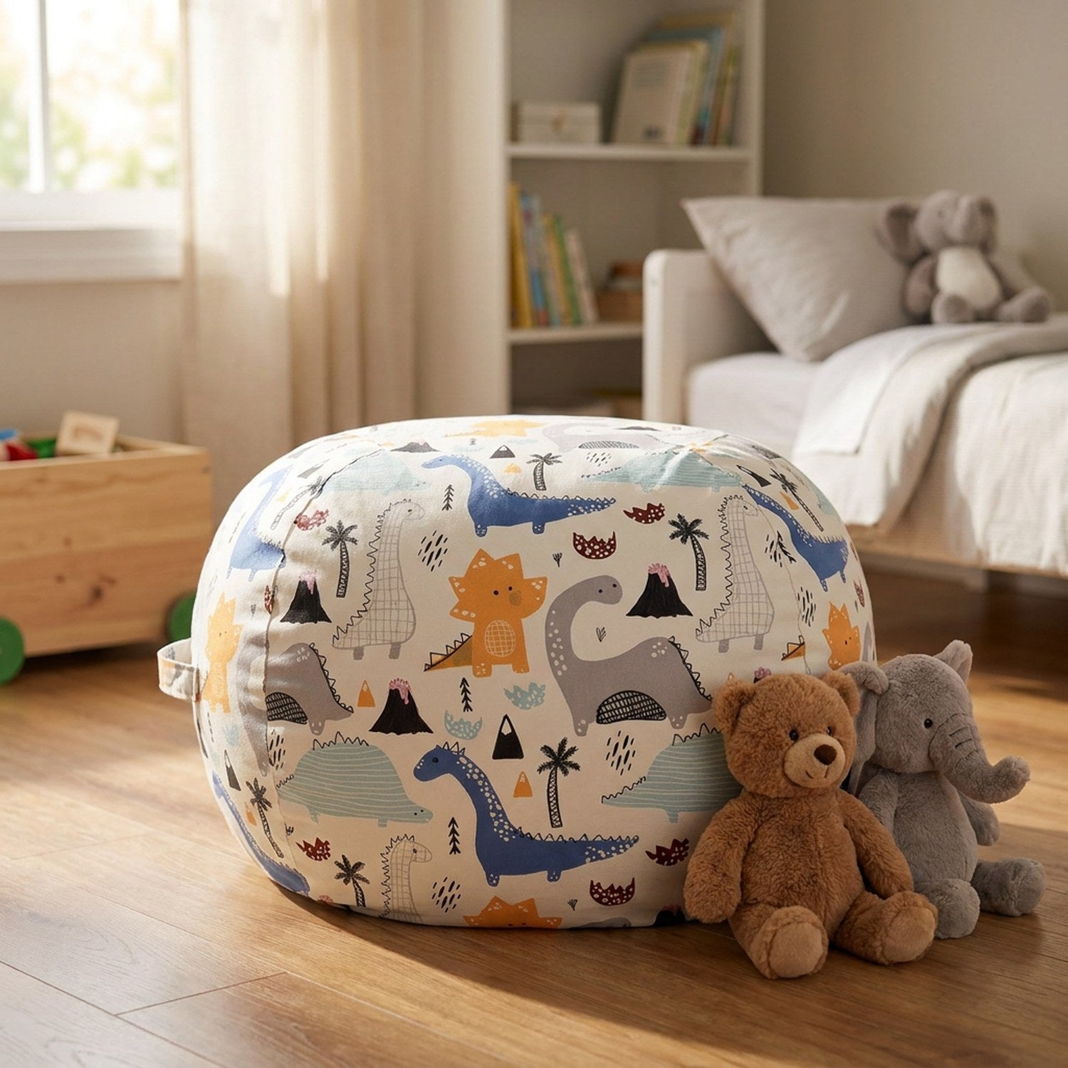 Pouf de rangement jouets à motif dinosaures posé dans une chambre d'enfant chaleureuse