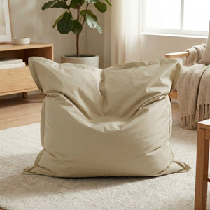 Housse de pouf géant coussin de sol imperméable beige dans un salon lumineux