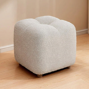 Pouf bouclé coloris gris sur fond neutre chaleureux