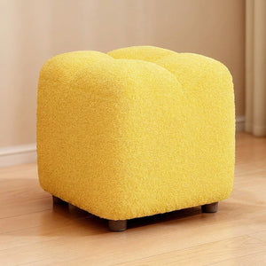 Pouf bouclé coloris jaune sur fond neutre chaleureux
