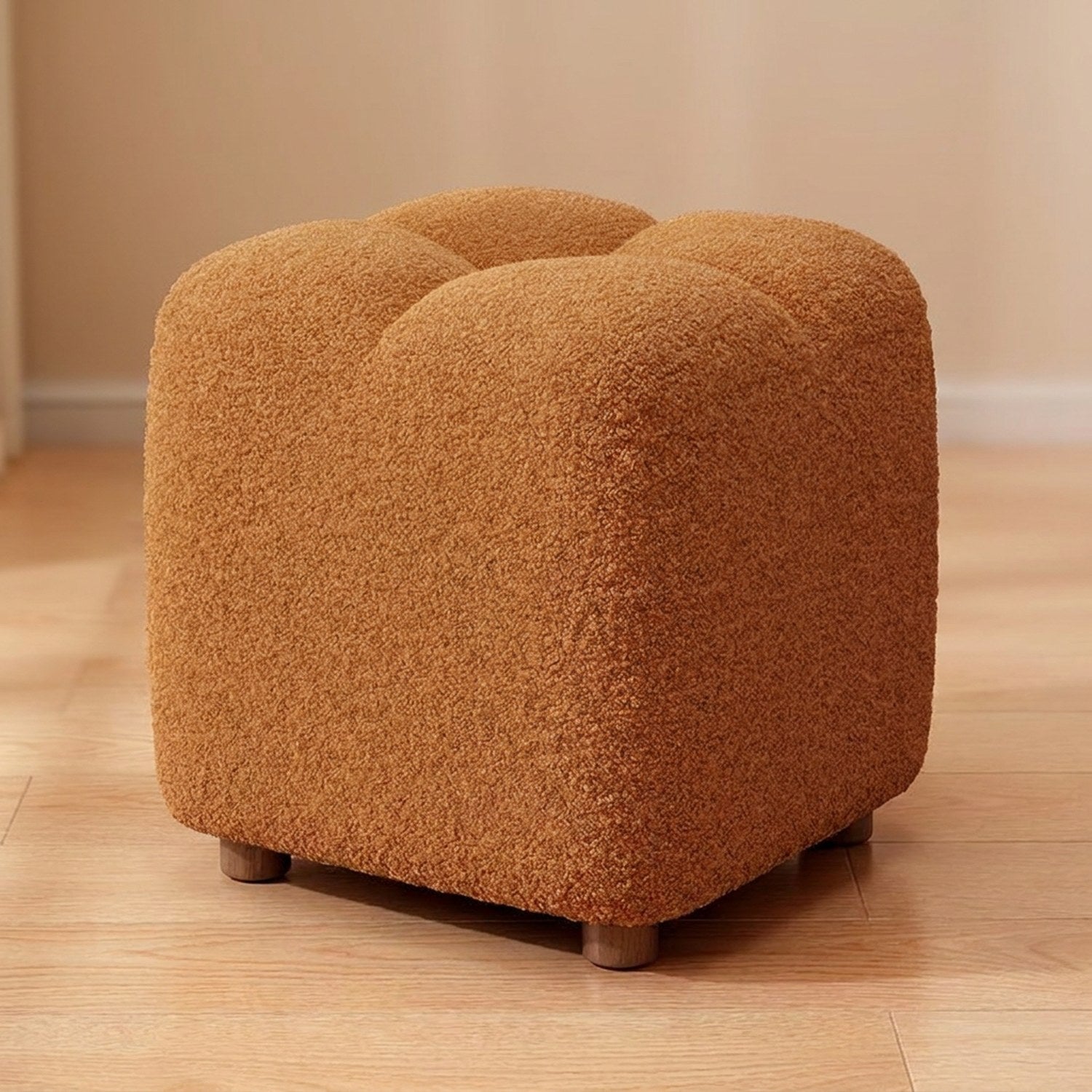 Pouf bouclé coloris marron sur fond neutre chaleureux