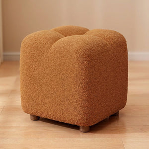 Pouf bouclé coloris marron sur fond neutre chaleureux