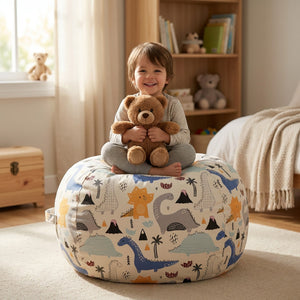 Enfant assis sur le pouf de rangement à motif dinosaures dans sa chambre