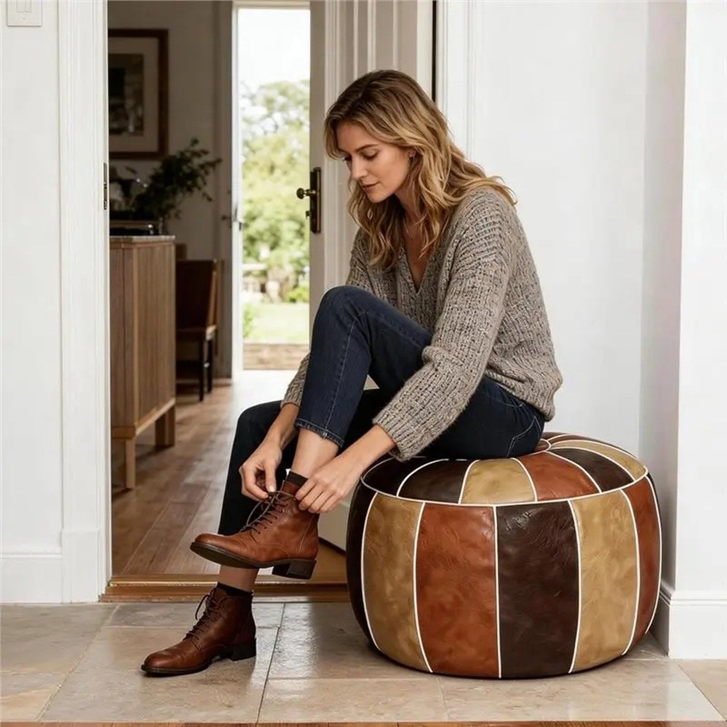 Femme assise sur un pouf marocain patchwork en train de lacer ses bottes