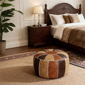 Pouf marocain patchwork dans une chambre avec lit et plante verte