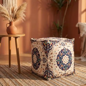 Pouf marocain dans un salon bohème près d une table d appoint et de pampas