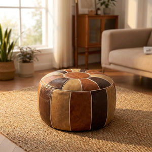 Pouf marocain rond en similicuir patchwork camel et brun posé sur un tapis en jute