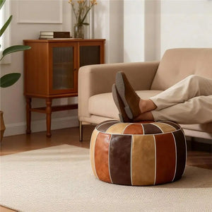 Pouf marocain patchwork servant de repose-pieds devant un canapé beige