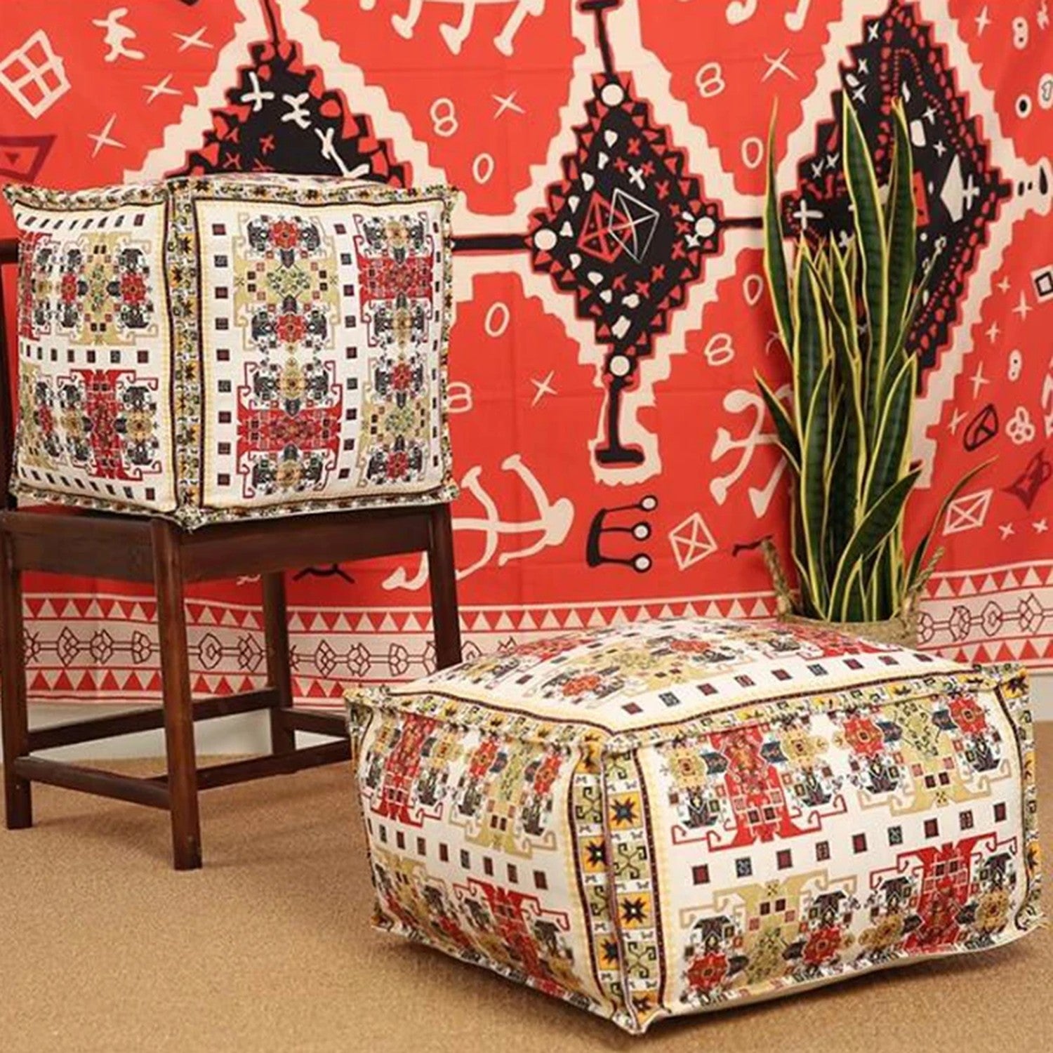 Housse de pouf marocain écru et rouge à motifs aztèques posée sur tapis berbère