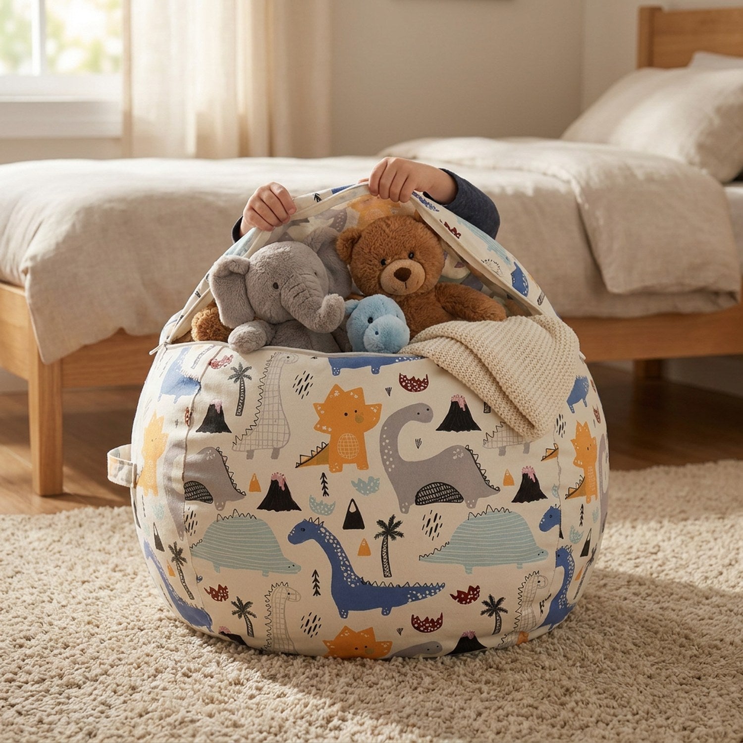 Peluches rangées dans le pouf de rangement pour jouets ouvert par sa fermeture éclair