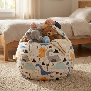 Peluches rangées dans le pouf de rangement pour jouets ouvert par sa fermeture éclair