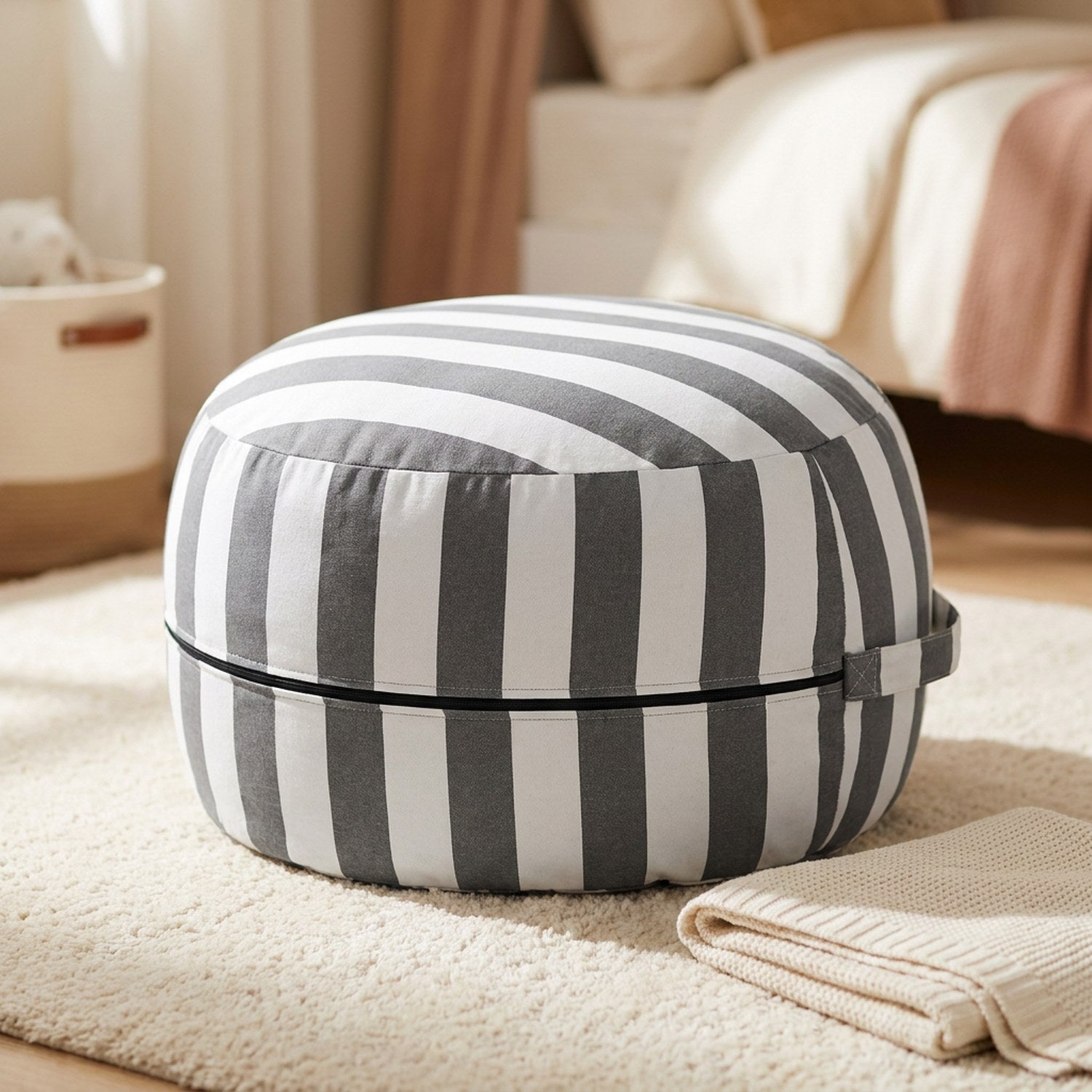 Pouf de rangement jouets à rayures grises et blanches
