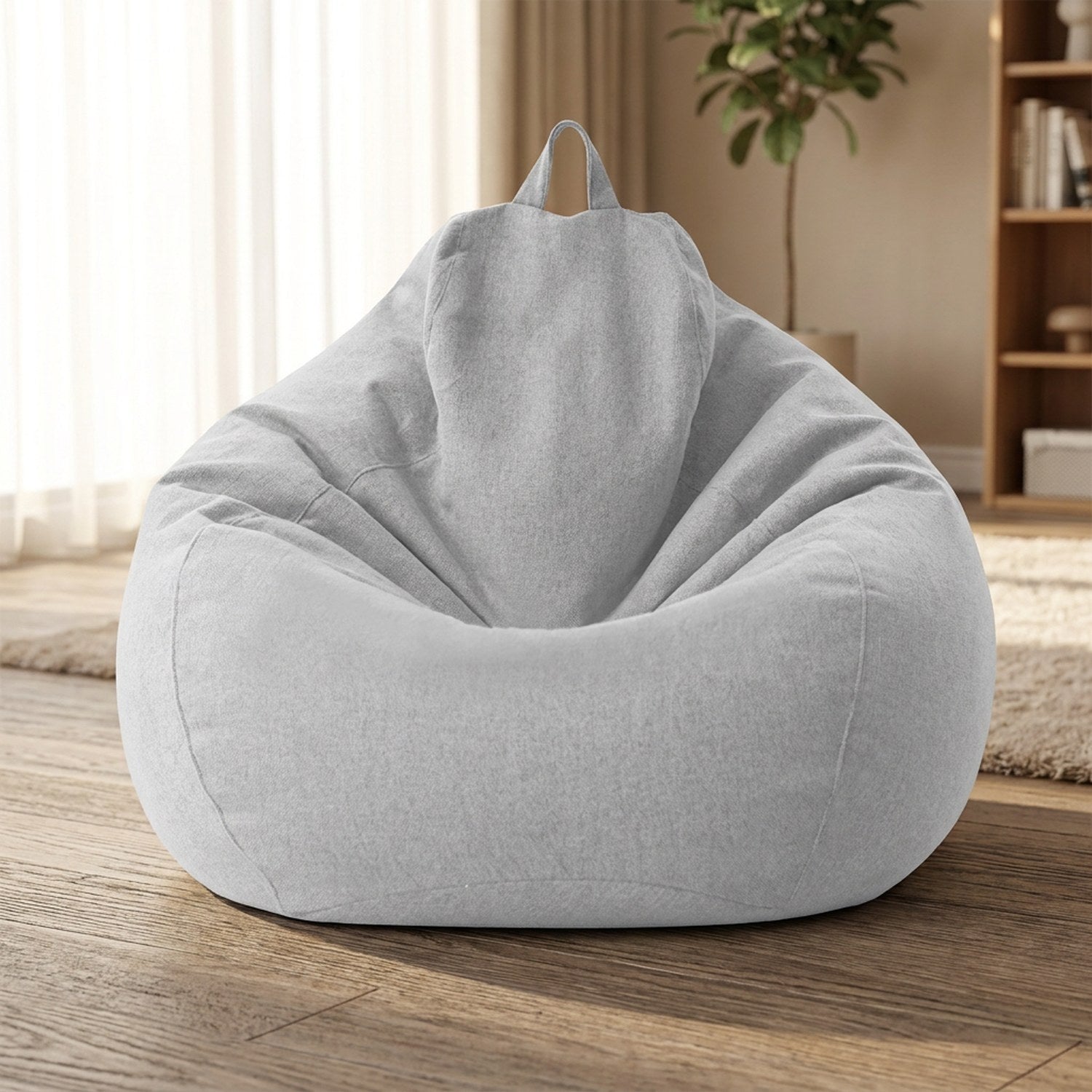 Pouf poire gris clair en coton et lin posé dans un salon chaleureux