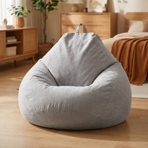 Pouf paresseux tatami gris posé dans une chambre chaleureuse