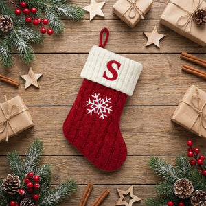 Déco de Noël chaussette tricot motifs flocons suspendre sapin en situation
