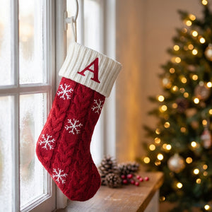 Déco de Noël chaussette tricot motifs flocons suspendre sapin en situation