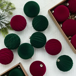 Boules de Noël velours floqué rouge diamètre 6 cm texture mate luxueuse
