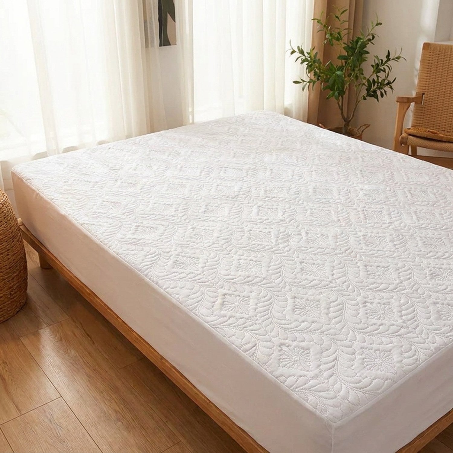 Protège-matelas imperméable matelassé blanc installé sur un lit dans une chambre lumineuse