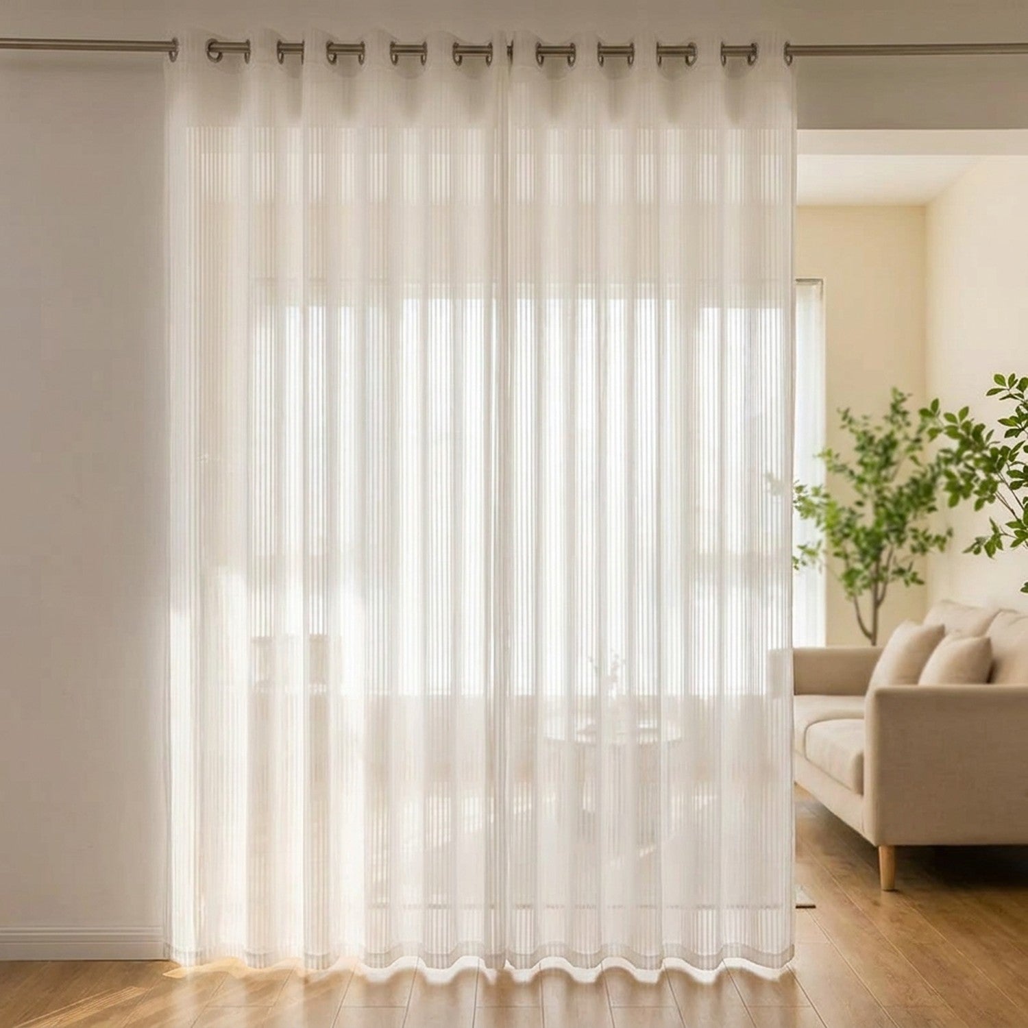 Voilage blanc à rayures verticales en tulle transparent suspendu devant une fenêtre dans un salon lumineux