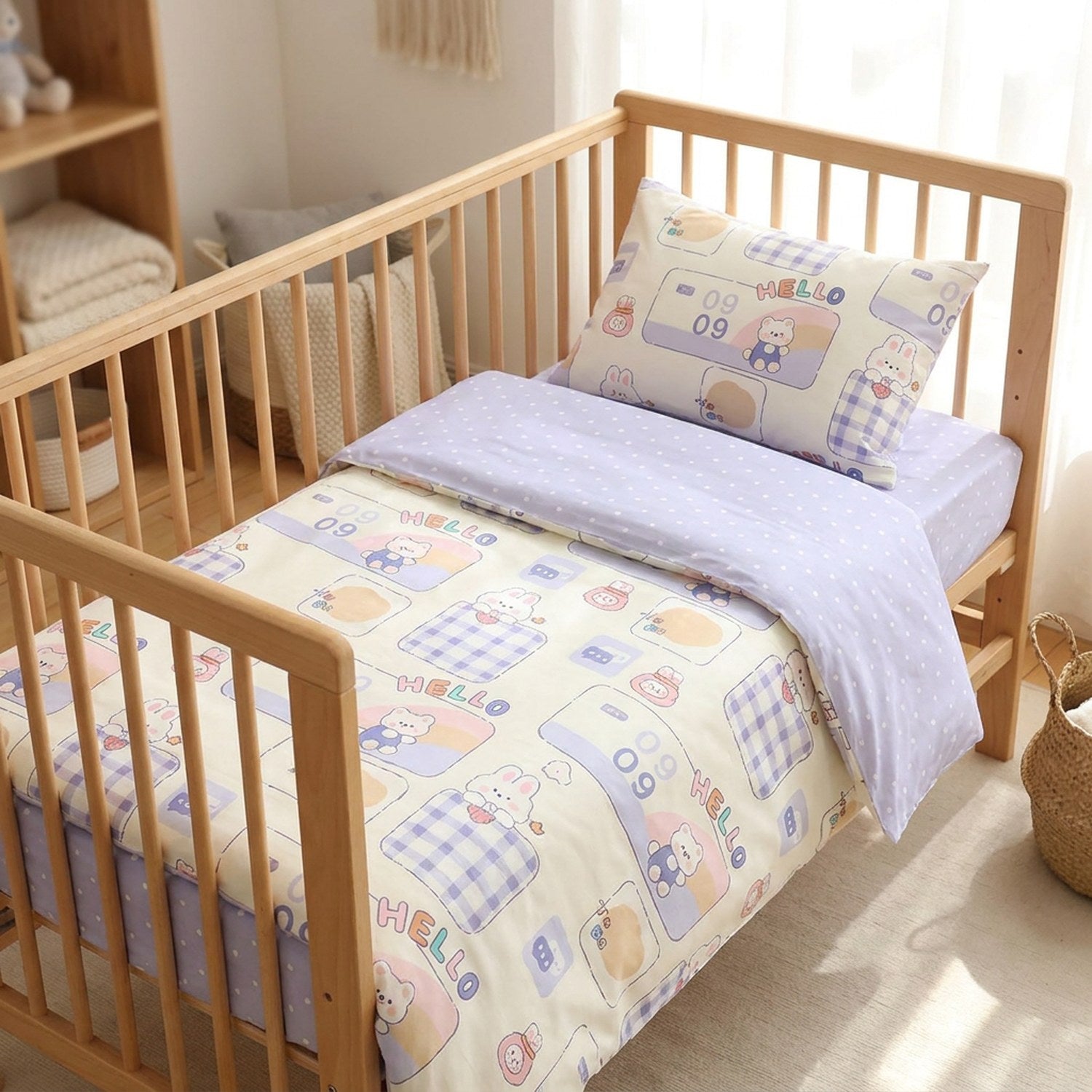 Parure de lit bébé motif Copain Lilas dans un berceau