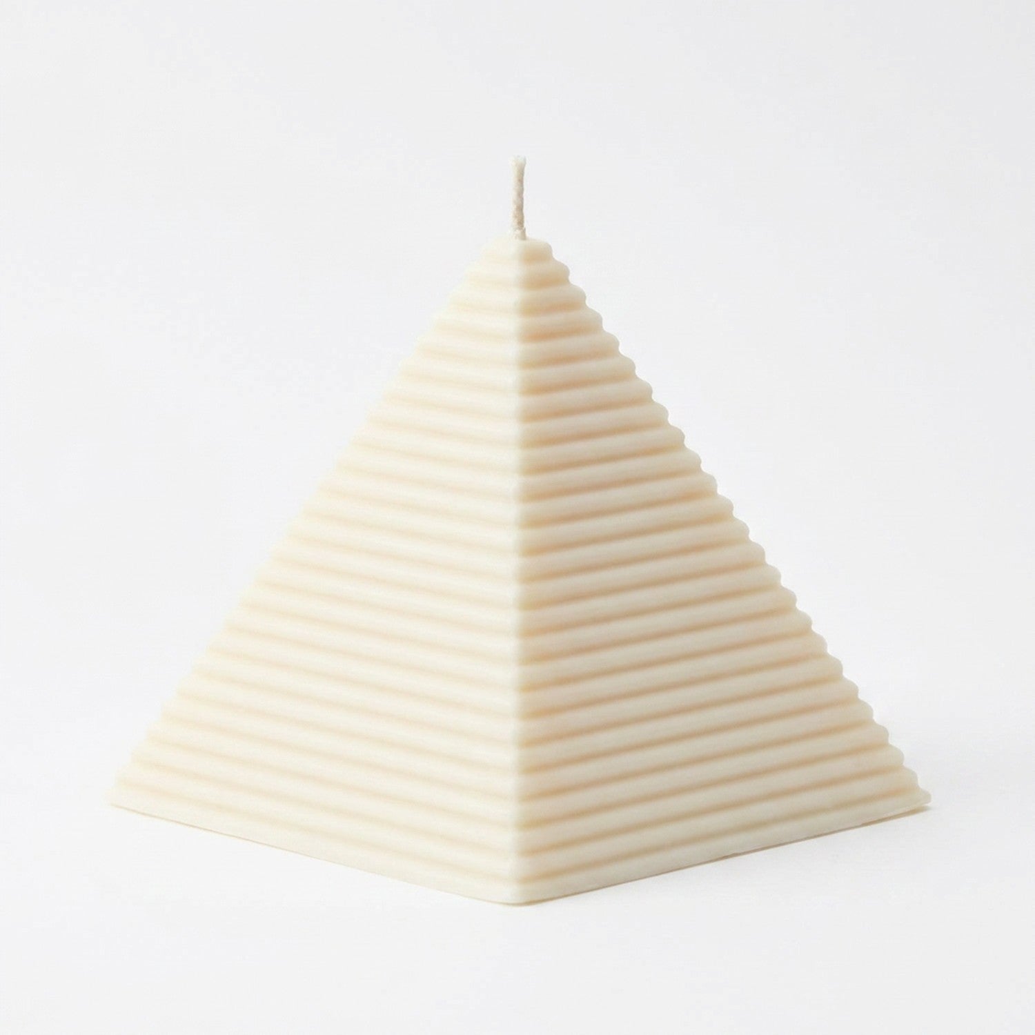 Bougie pyramide nervurée cire de soja