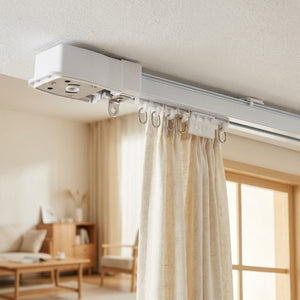 Boîtier moteur du rail de rideau connecté fixé au plafond d'un intérieur en lin