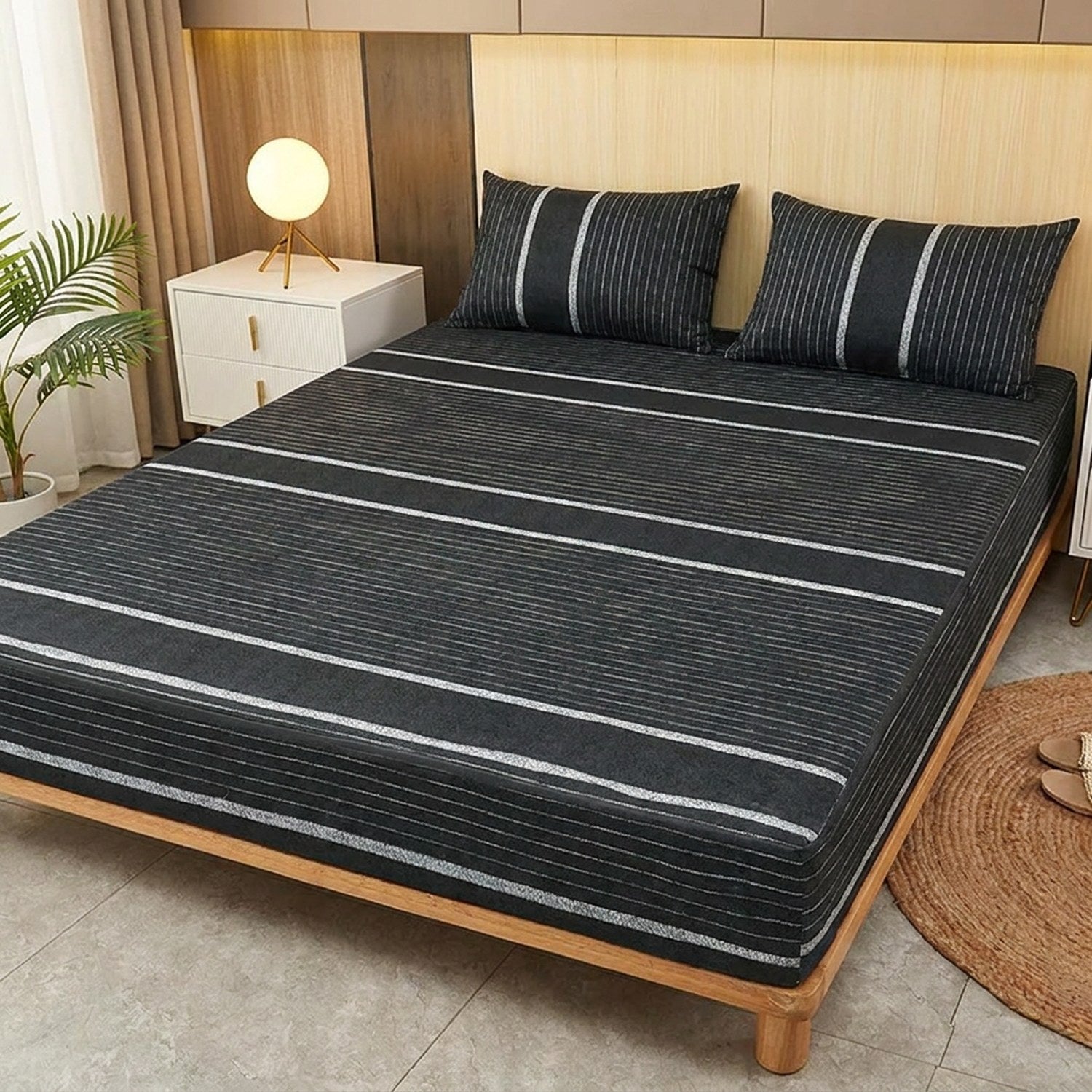 Housse de matelas imperméable à rayures grises et noires sur un lit moderne