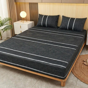 Housse de matelas imperméable à rayures grises et noires sur un lit moderne