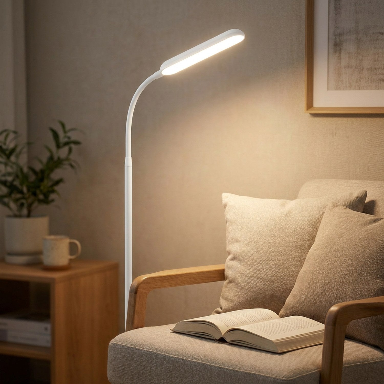 Lampadaire LED orienté au-dessus d'un fauteuil pour éclairer un livre ouvert en lecture