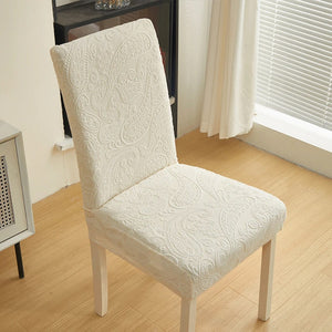 Housse de chaise beige à motif jacquard en relief installée sur une chaise