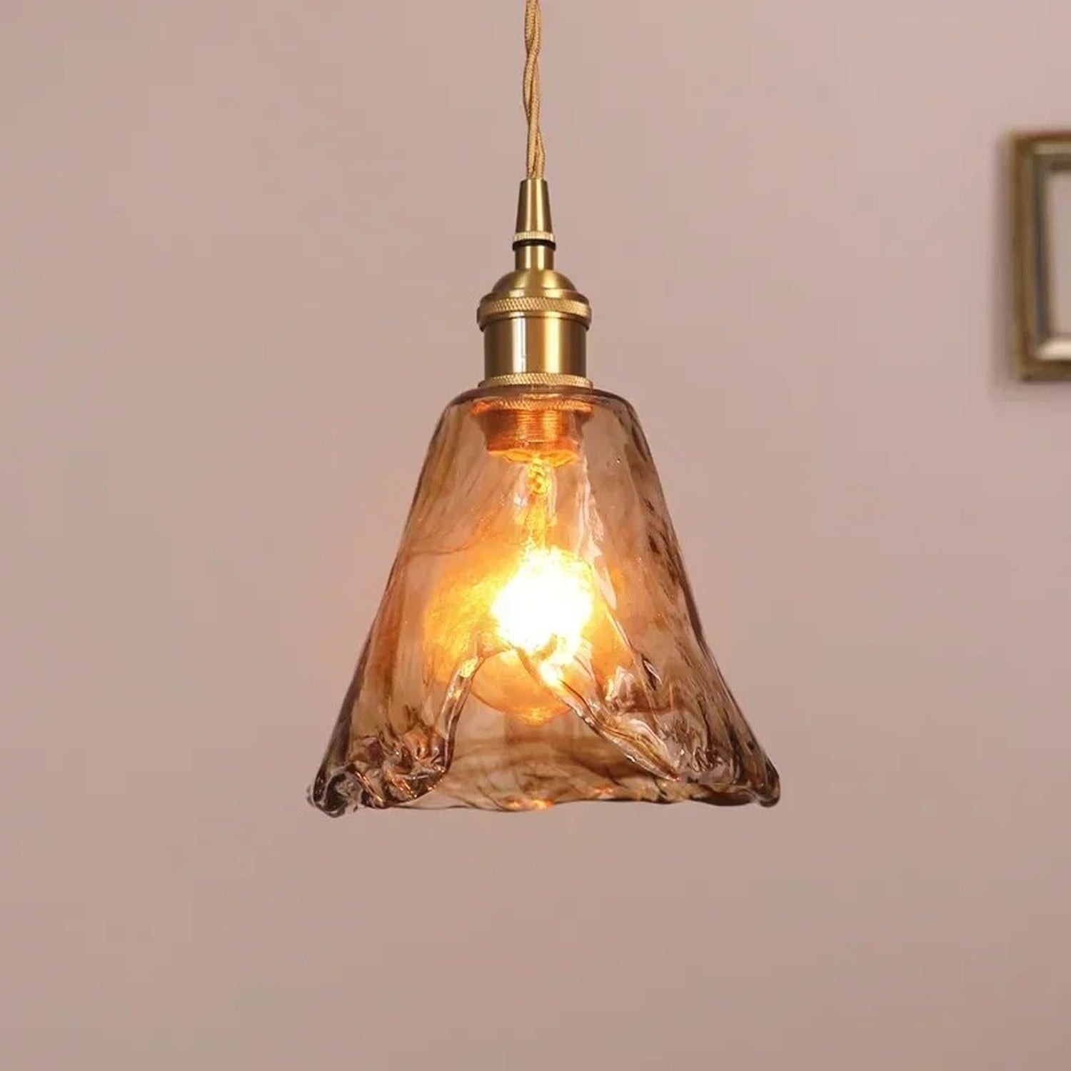 Suspension en verre ambré ondulé forme cloche vue de près