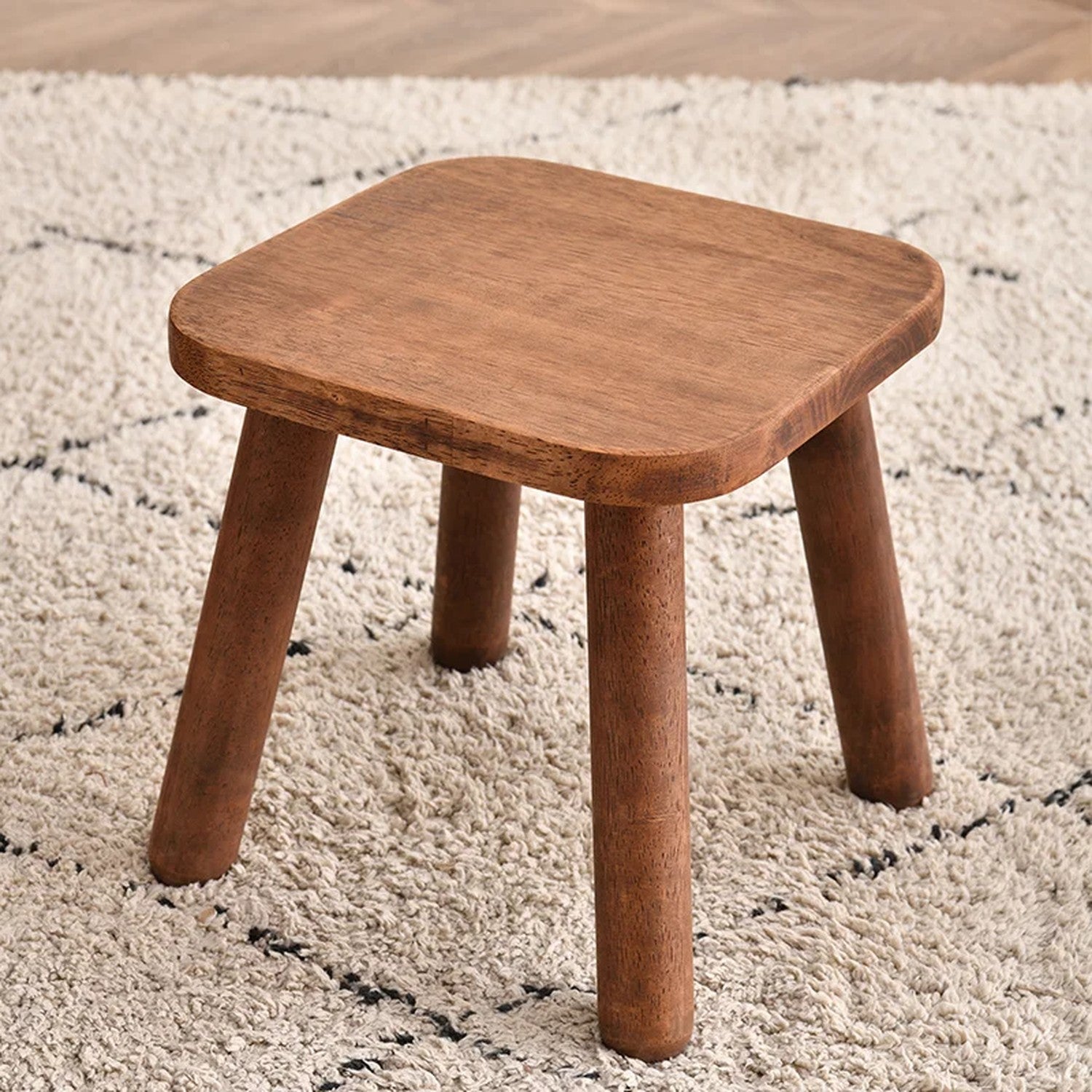 Tabouret carré en bois massif noyer avec assise arrondie et pieds fuselés
