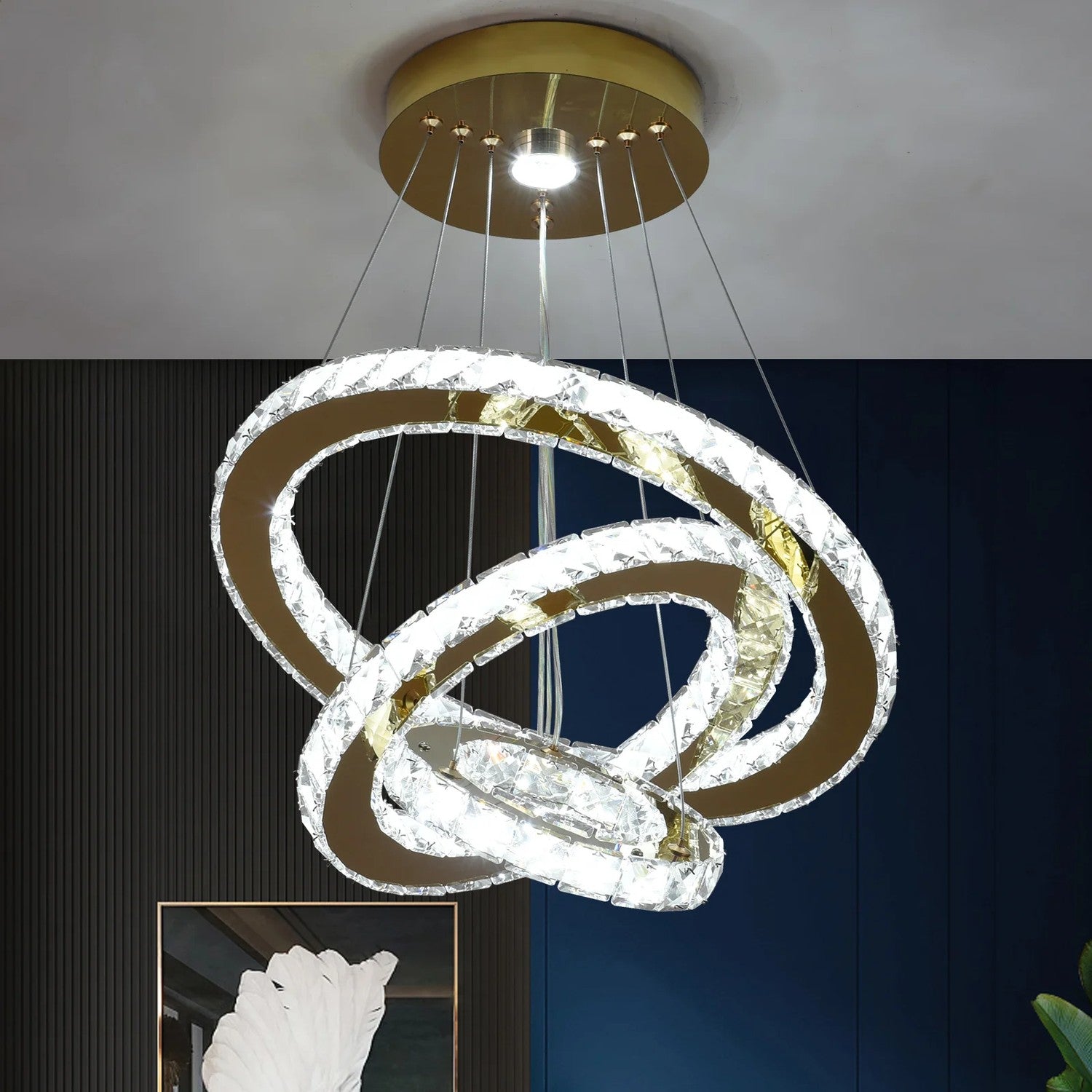 Gros plan sur les anneaux de cristaux à facettes du lustre doré allumé