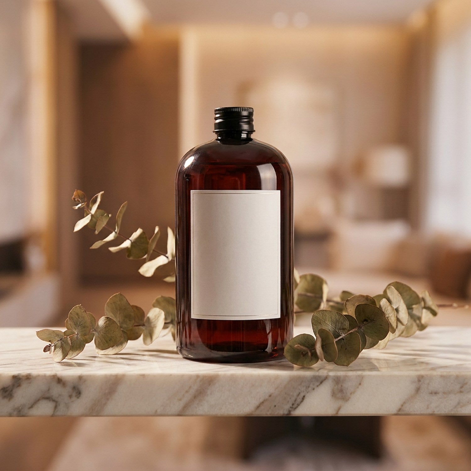 Flacon d'huile parfumée pour diffuseur à roseaux posé sur un plateau en marbre