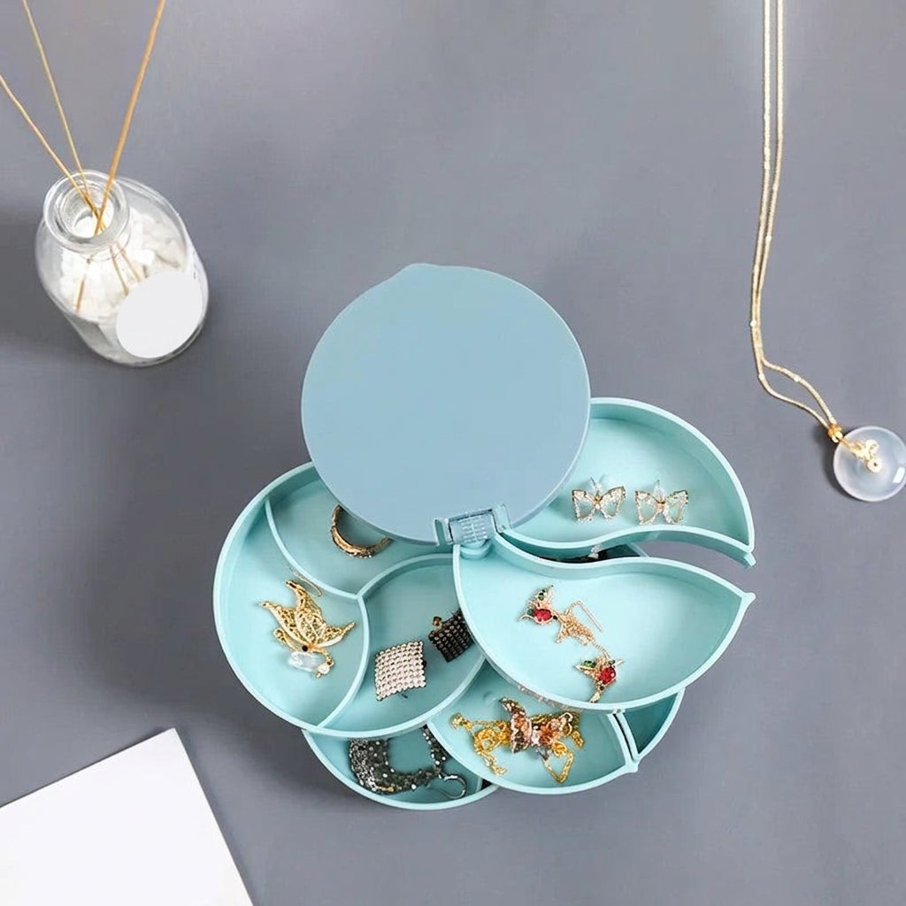 Vue de dessus de la boîte à bijoux rotative bleue à quatre plateaux