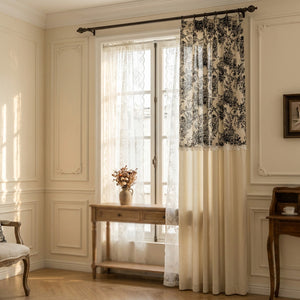 Rideau imprimé arbre habillant une fenêtre à la française dans une chambre élégante