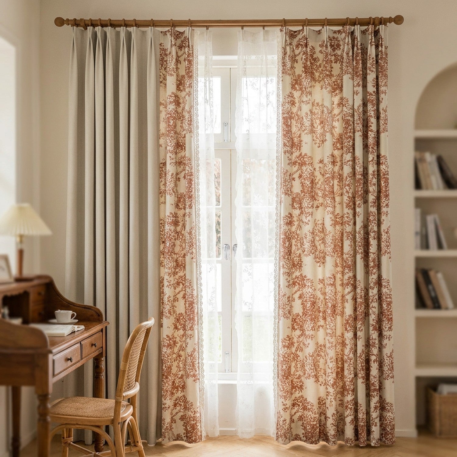 Rideau tamisant imprimé arbre coloris terracotta dans un bureau au style ancien