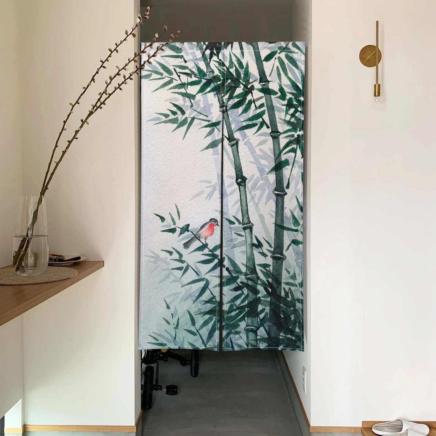 Rideau de porte en lin motif bambou installé dans une entrée avec console et vase