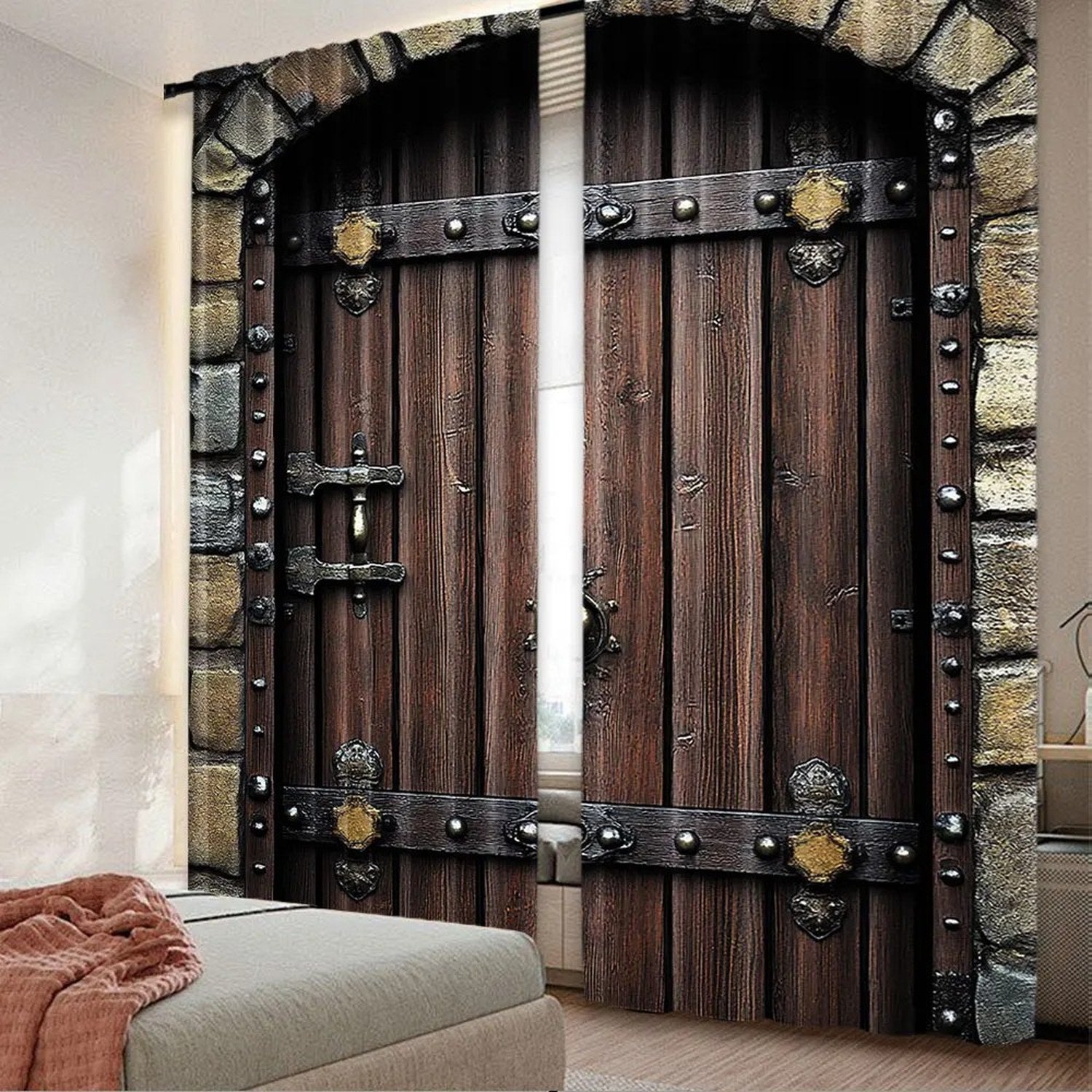 Rideau à motif de porte médiévale en bois avec ferrures et arche de pierre