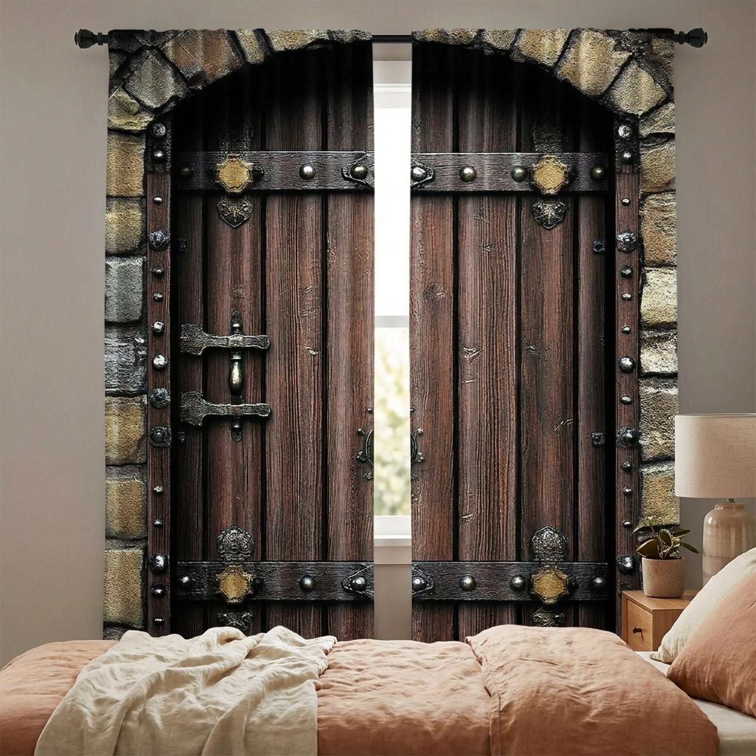 Rideau à motif de porte en bois ancien suspendu à une tringle devant une fenêtre de chambre
