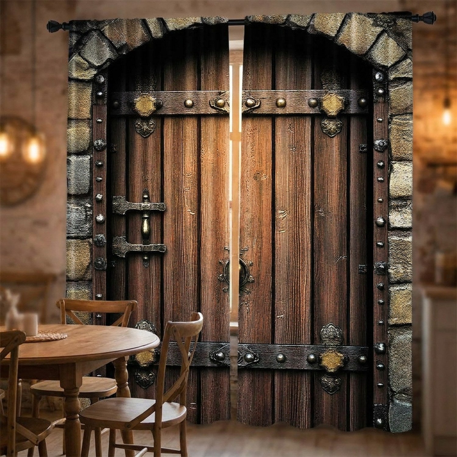 Rideau à motif de porte en bois ancien près d'une table à manger en bois