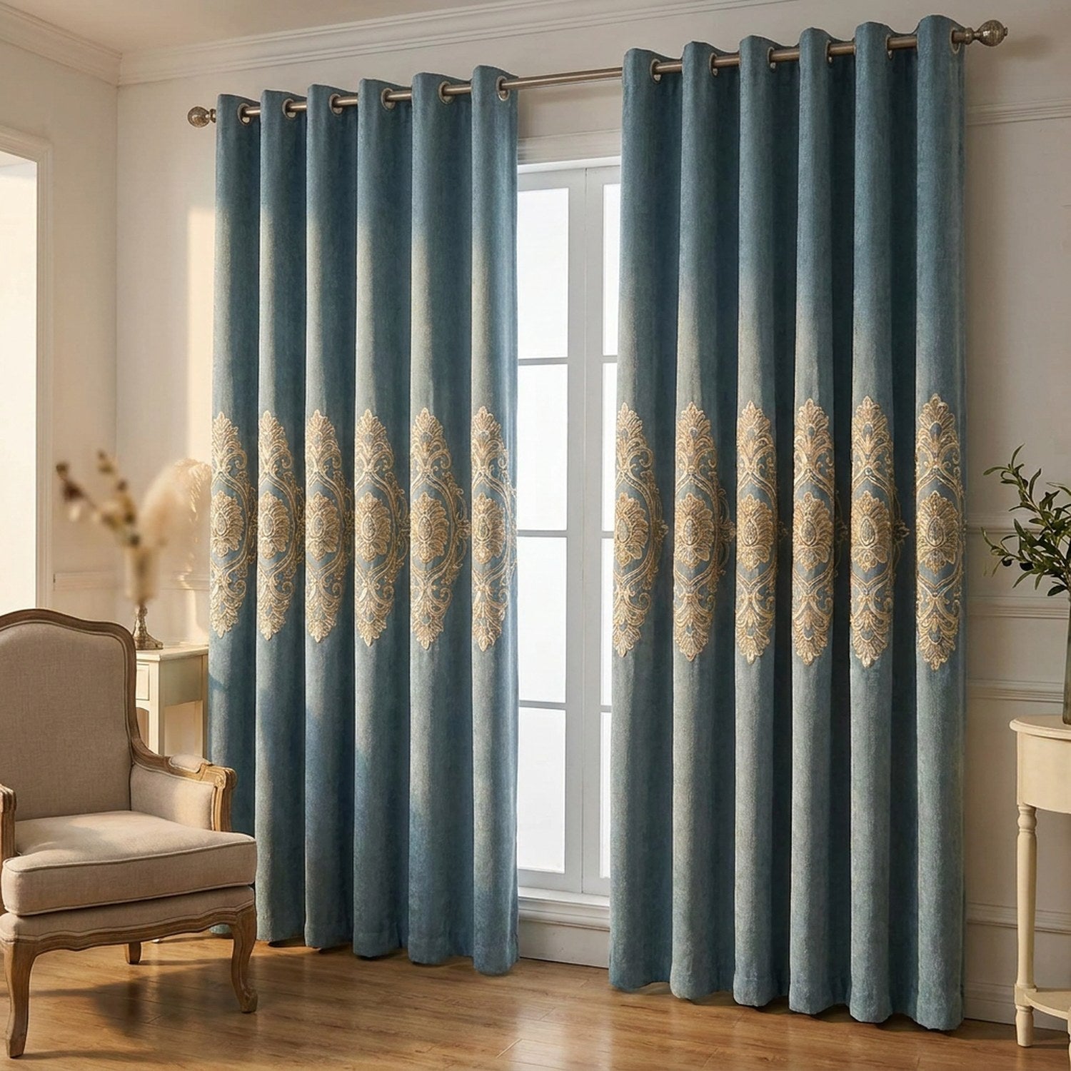Paire de rideaux chenille bleu brodés encadrant une fenêtre