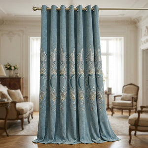 Rideau en chenille bleu brodé de médaillons baroques dorés à une fenêtre
