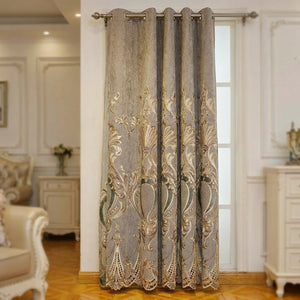 Détail des médaillons baroques brodés fil doré sur chenille grise