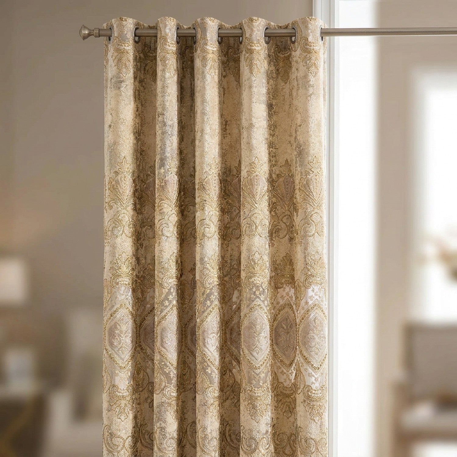 Gros plan sur la broderie damassée dorée d'un rideau en chenille beige près d'une fenêtre