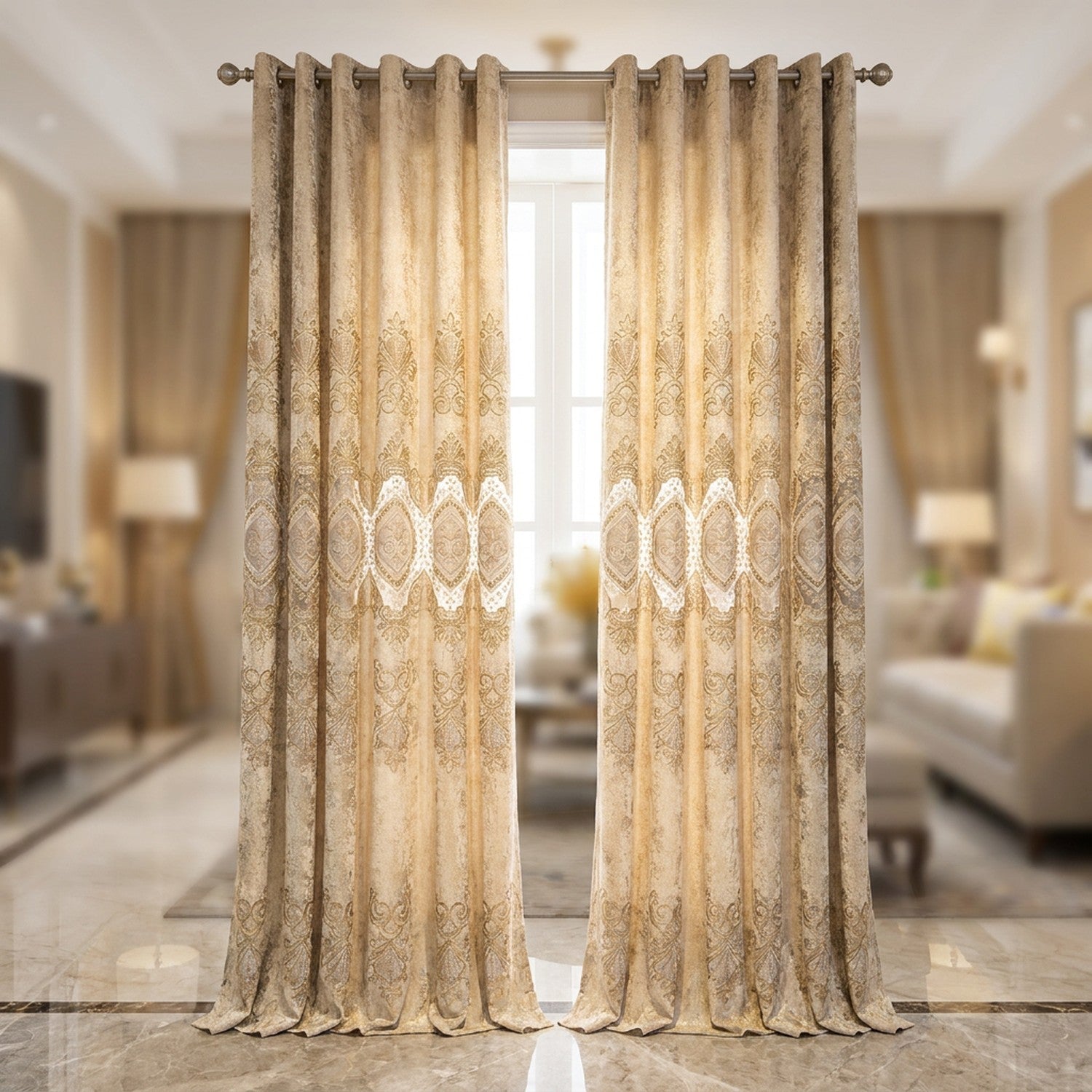 Rideau en chenille brodé beige aux motifs damassés dorés suspendu à une fenêtre de salon lumineux