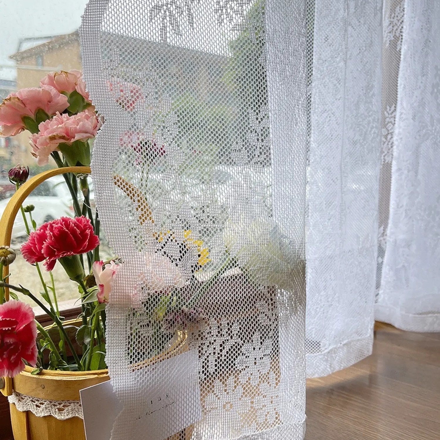 Gros plan sur la texture de la dentelle florale du rideau